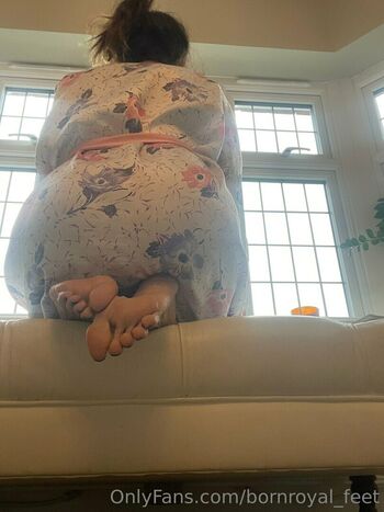 bornroyal_feet