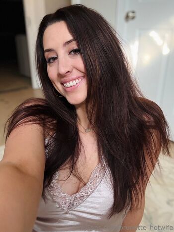 brunette_hotwife