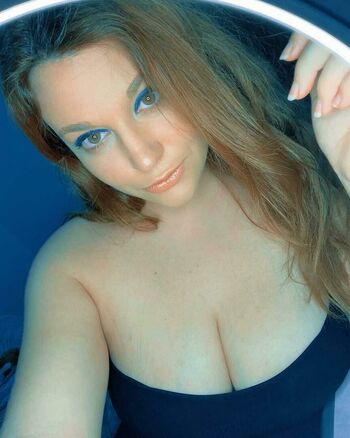 carmen_curvy