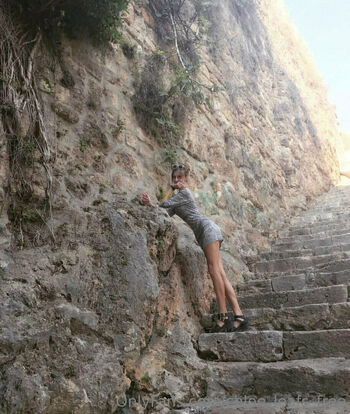 chloe_leafs_free