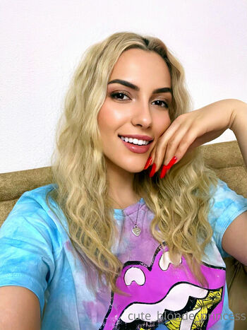 cute_blonde_princess