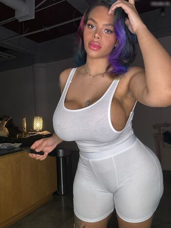 Halle Hayes