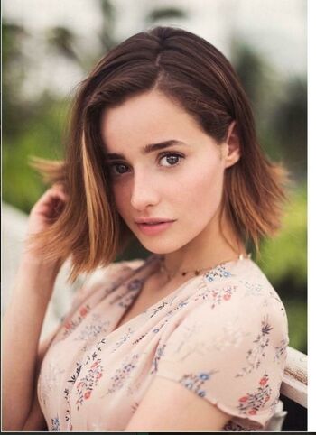 Holly Earl