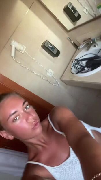 hollyasminee