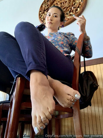 kim_kisses_foot_goddess