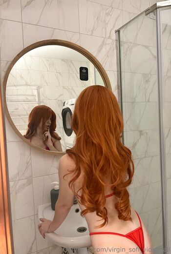naked_sofi