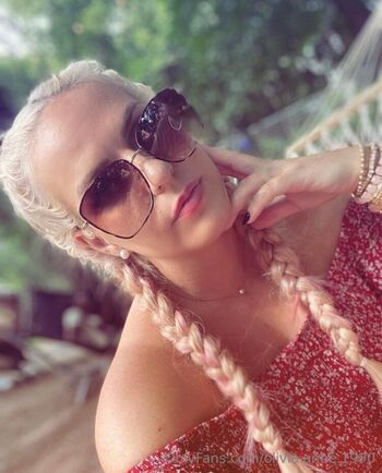 Olivia Anne 1990