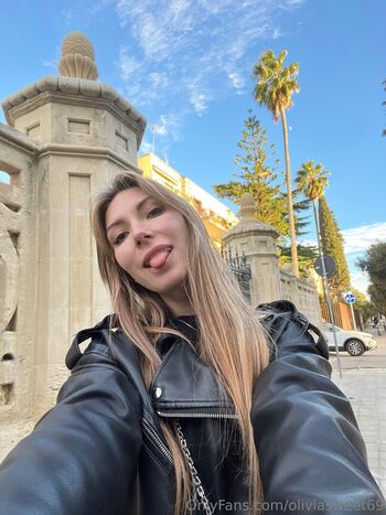 olivia_on_pole