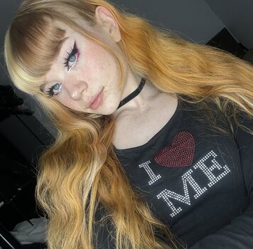 Pale Freckled Girls