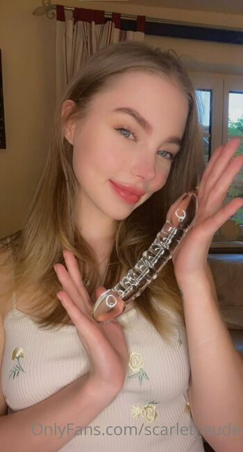 scarlet_nude