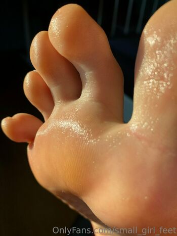 small_girl_feet