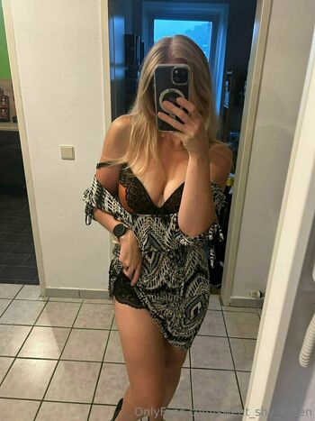 sweet_shy_kitten