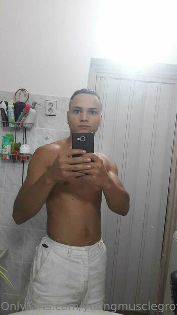 youngmusclegrowingboy
