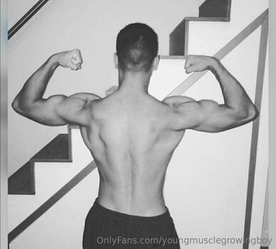 youngmusclegrowingboy