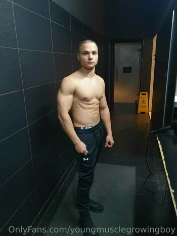youngmusclegrowingboy